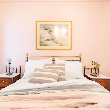 Bright, Calming Retreat With A Balcony Near Metro! Apartment Athens Exterior photo